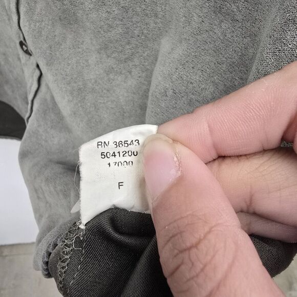 Van Heusen Men's  Long Sleeve Dress Shirt, Button Down, Size M (15-15 1/2) A22 - Picture 2 of 8